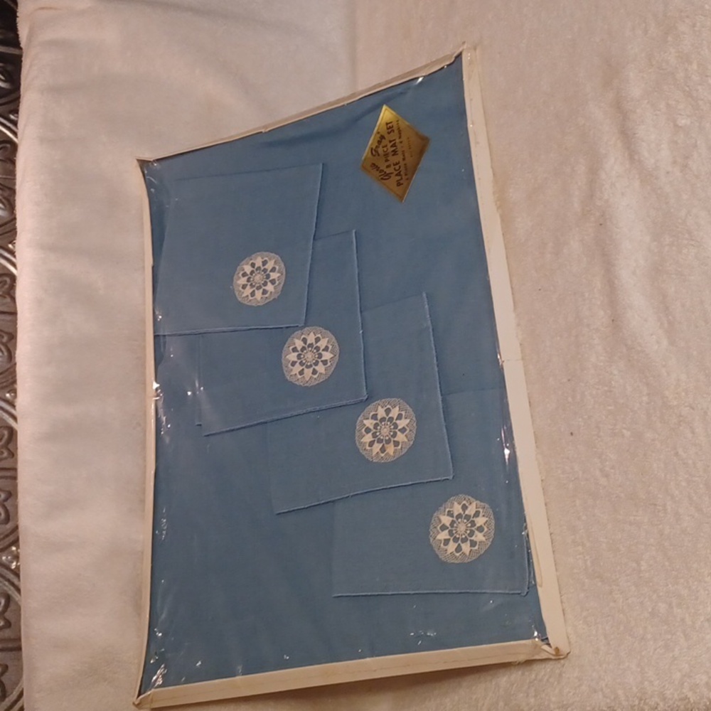 Place mats set vintage 4 place mats 7 Napkins all Rayon  blue